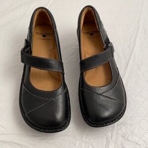 Nurse Mates pillowtop Grady Mary Jane black leather platform shoes 7M